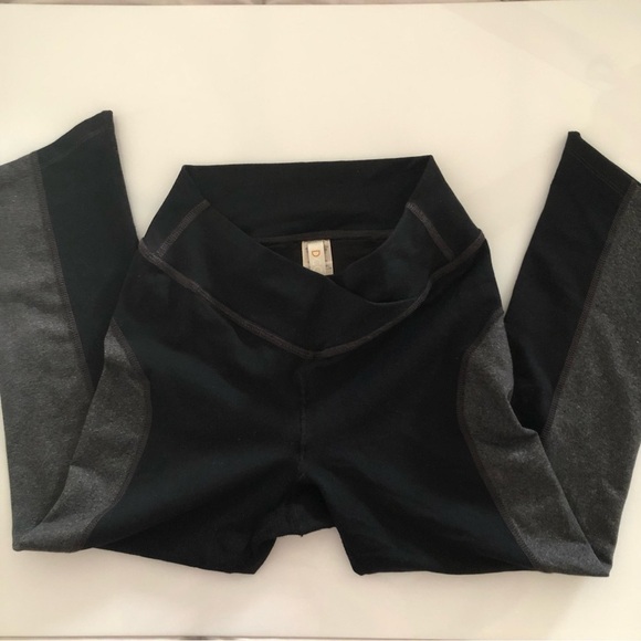 DDCC Capri Leggings SM~XSM - Picture 2 of 13